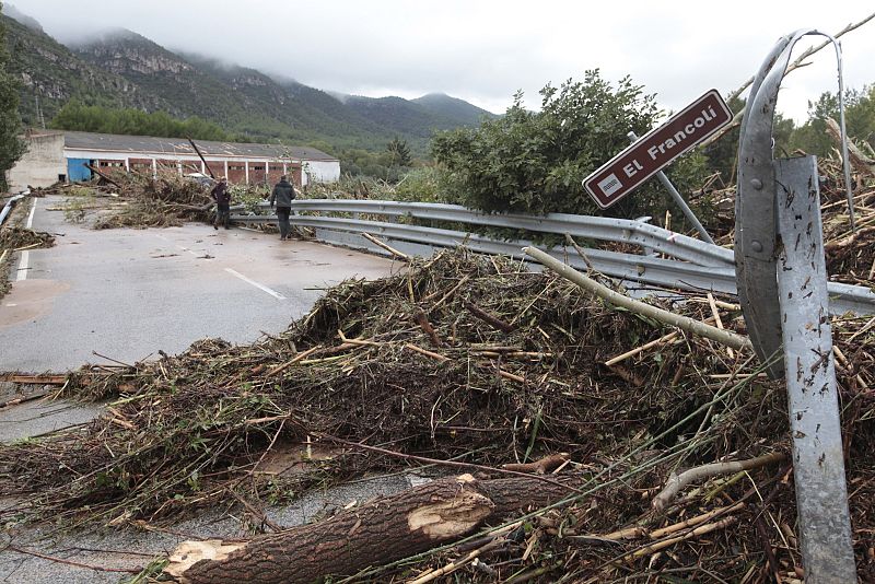 Aspecto de un puente sobre el río Francolí, a su paso por la población de Vilaverd (Tarragona)
