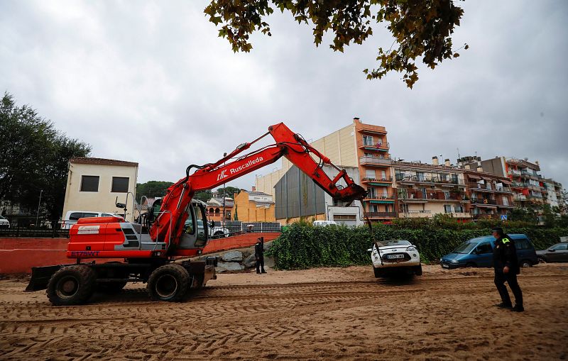 Rescate a un autómovil tras las fuertes inundaciones en Arenys de Munt (Barcelona).