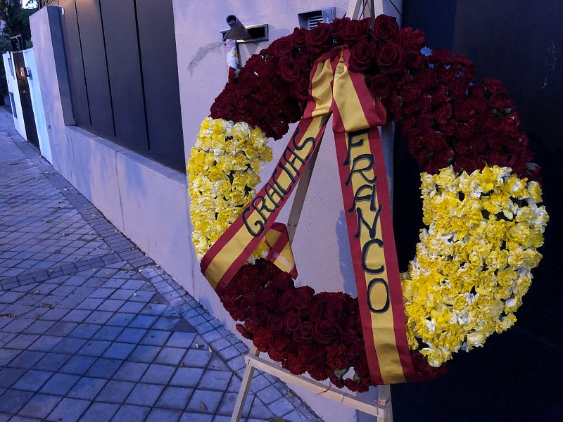 Corona de flores por los familiares en memoria a Franco