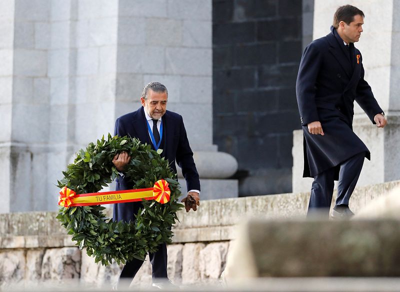 Llegada del bisnieto y el nieto de Franco al Valle de los Caídos portando una corona de laurel