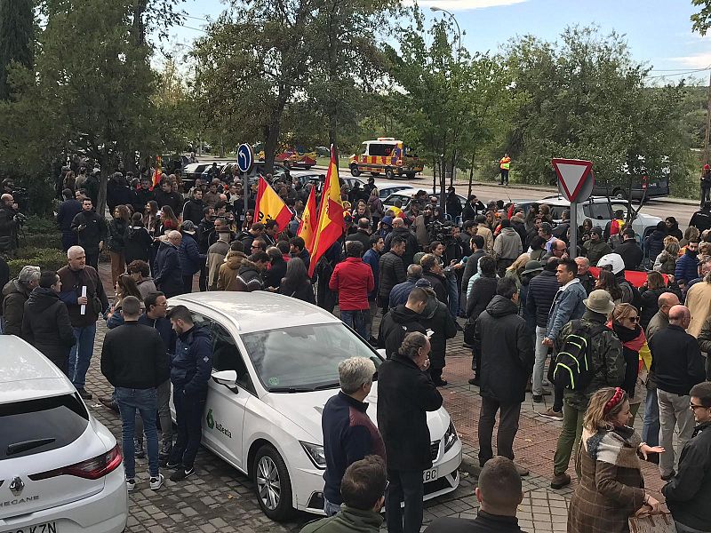 Numerosas personas a las puertas del cementerio del Pardo- Mingorrubio a la espera de que lleguen los restos de Franco