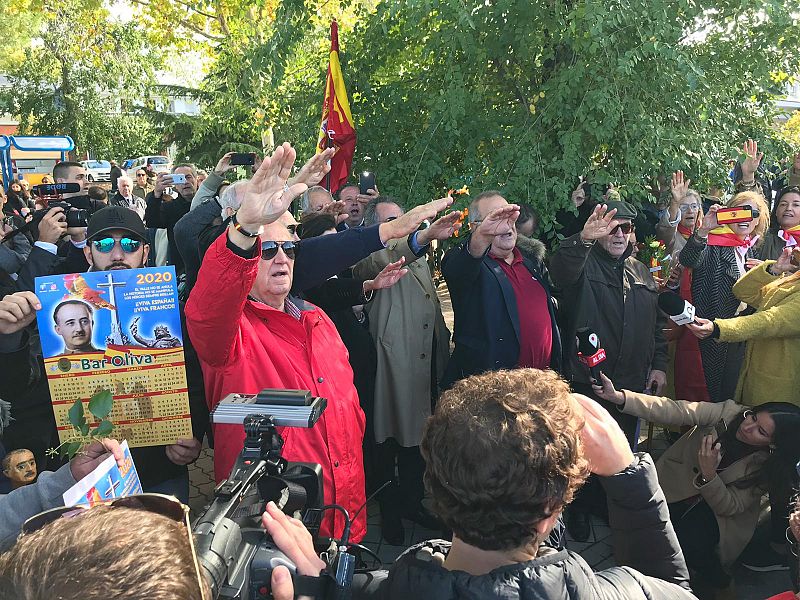 Personas a las puertas del cementerio del Pardo-Mingorrubio entonan el "Cara al Sol"