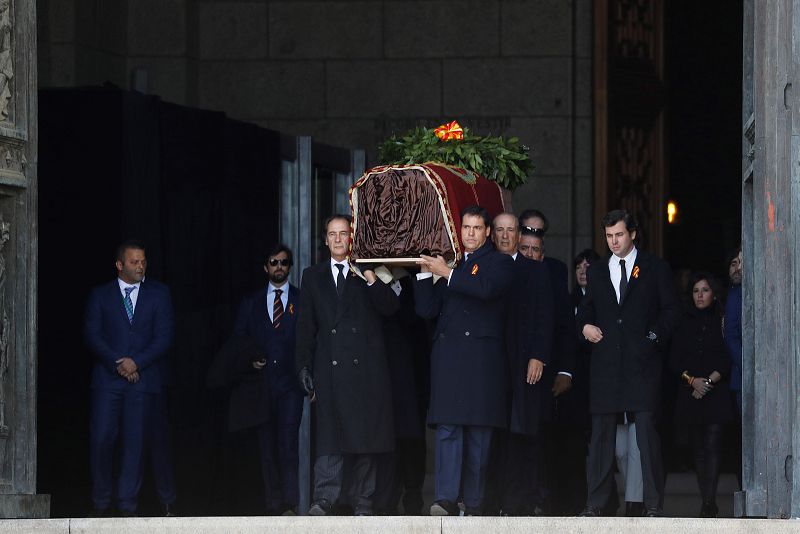 Los familiares portan el féretro de Franco