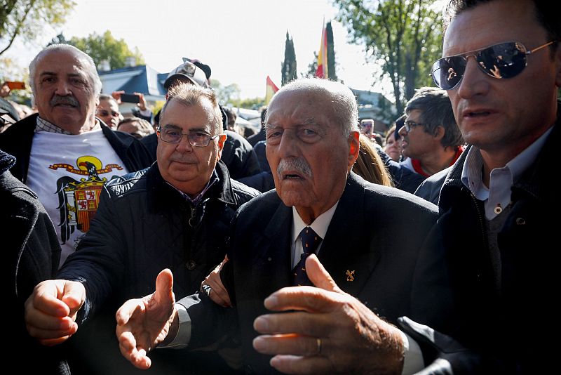 Tejero se suma a manifestantes en el cementerio del Pardo- Mingorrubio