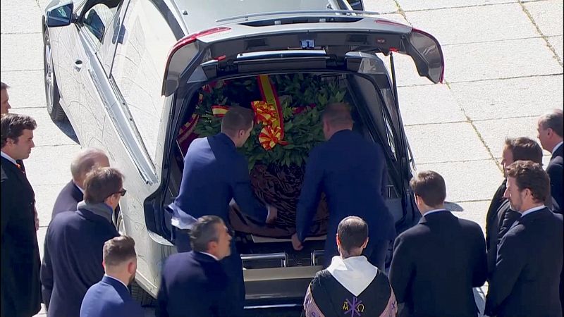 Los familiares de Franco depositan el ataúd en el coche fúnebre