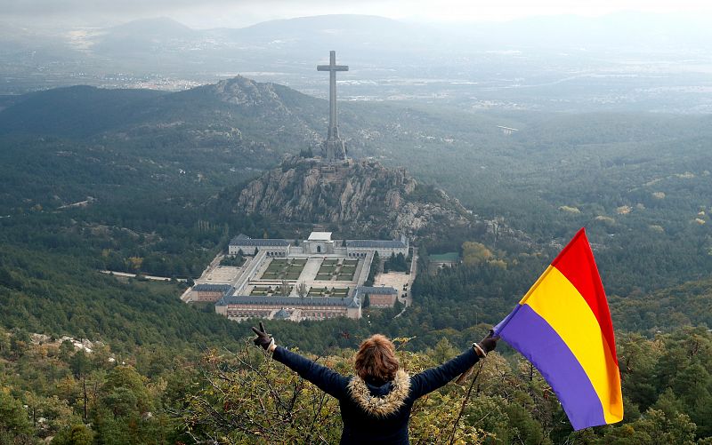 Se alza una bandera republicana en la exhumación de Franco