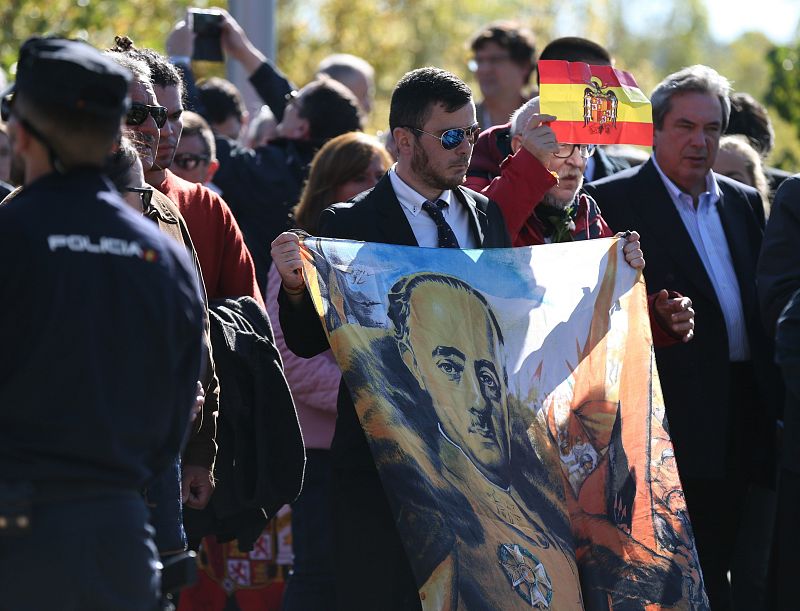La familia abandona el cementerio de Mingorrubio tras enterrar a Franco