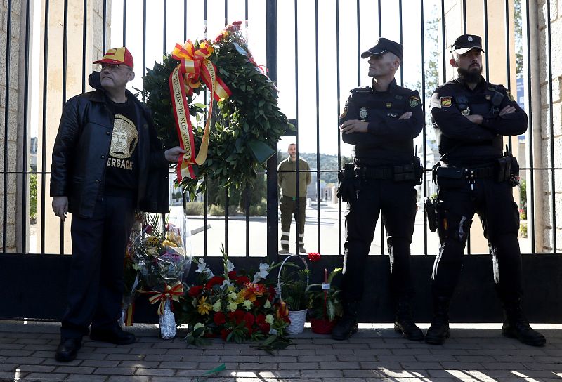 Ofrenda floral en las puertas del cementerio de Mingorrubio