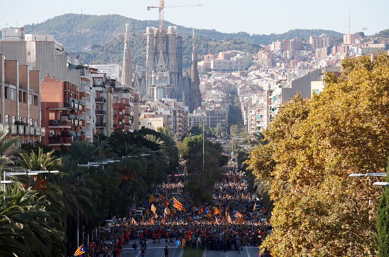 Imagen de la manifestación, con la Sagrada Familia de fondo. La Guardia Urbana de Barcelona ha cifrado su participación en unas 350.000 personas.