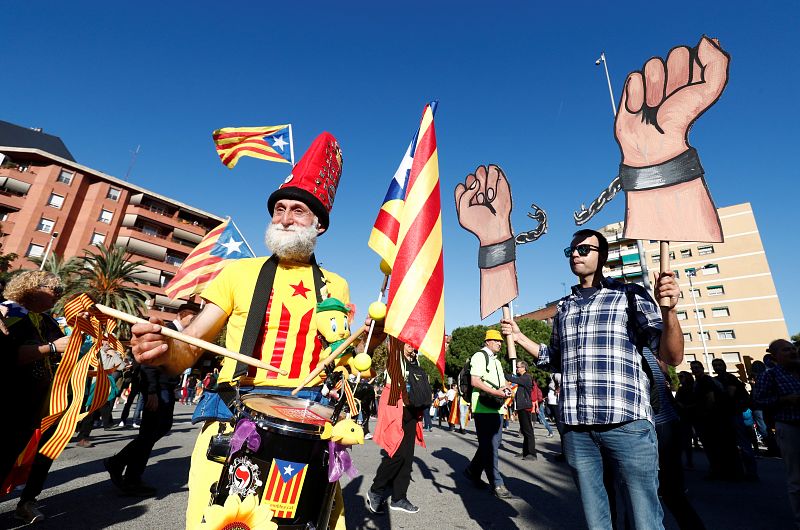 Bajo el lema "Libertad", miles de personas han echado a andar para protestar contra la sentencia del procés y exigir la libertad de los dirigentes independentistas presos. 