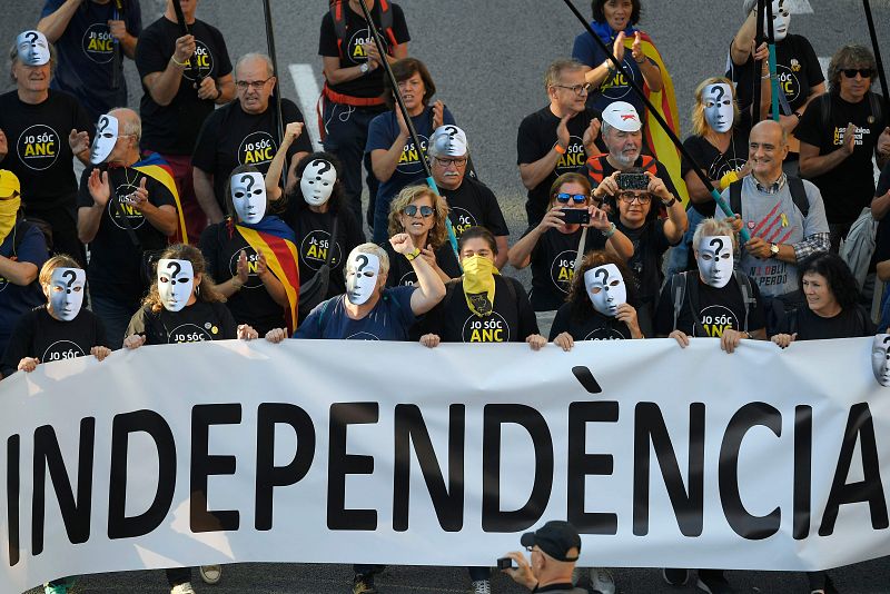 Manifestantes con la cara tapada, pese a que los organizadores habían pedido que todos los participantes marcharan a cara descubierta.