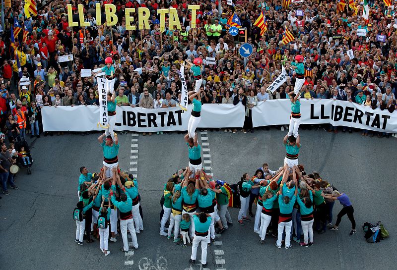 'Castellers' protestan contra las condenas dictadas por el Tribunal Supremo a los líderes del procés.