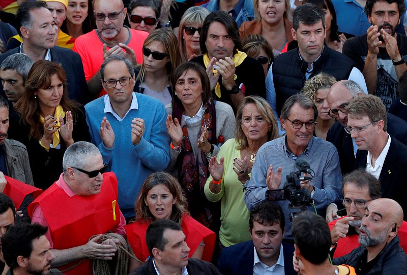 El presidente de la Generalitat, Quim Torra, y el expresidente de la Generalitat, Artur Mas, entre los manifestantes.