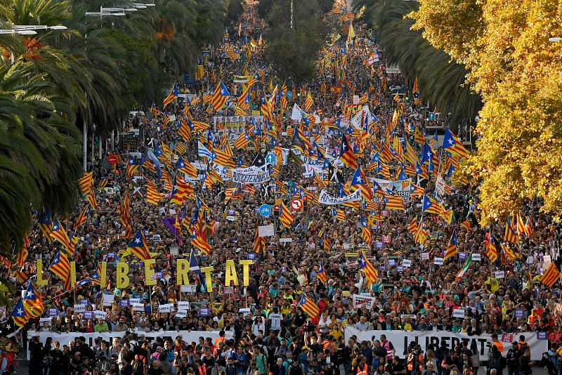 Bajo el lema "Libertad" y convocados por la ANC, Òmnium Cultural y otras entidades, todas las fuerzas independentistas -JxCat, PDeCAT, ERC, la CUP y Demòcrates- han acudido a esta nueva protesta.