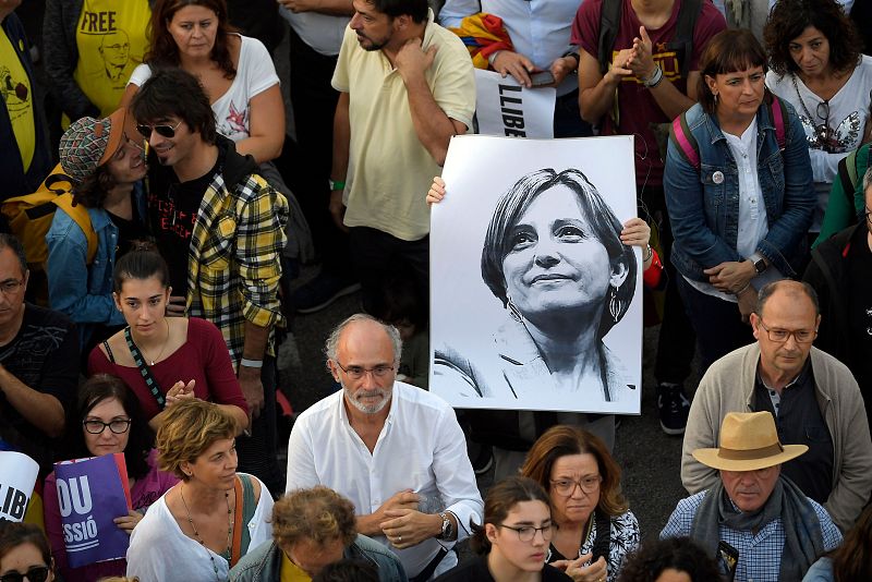 Una manifestante muestra una imagen de Carme Forcadell.