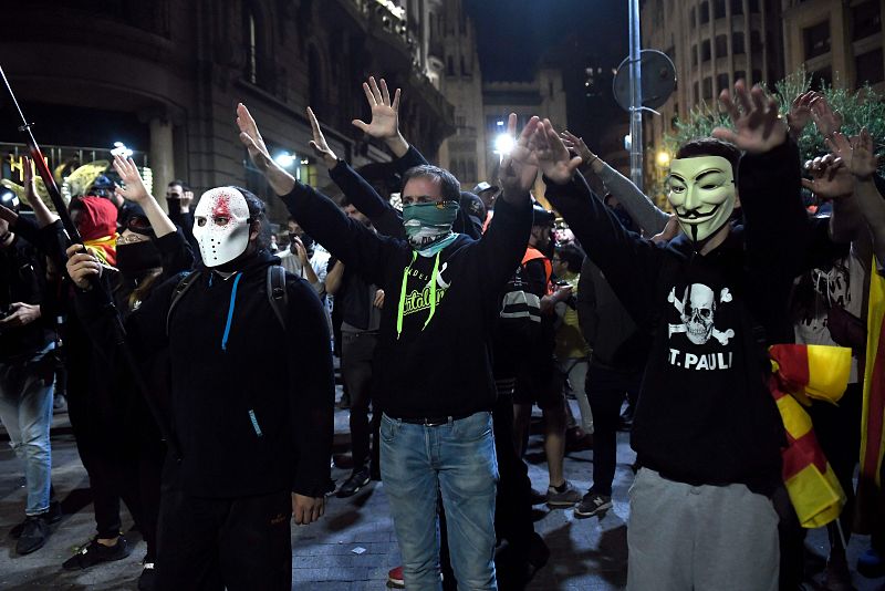 Tras la marcha multitudinaria y pacífica, un grupo de manifestantes convocados por los CDR ha cortado la Vía Laietana de Barcelona y ha lanzado objetos a la Jefatura Superior de Policía Nacional.