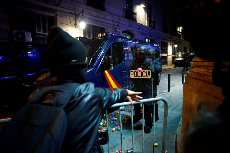 Varios miles de personas se concentran ante Jefatura de Policía de Barcelona