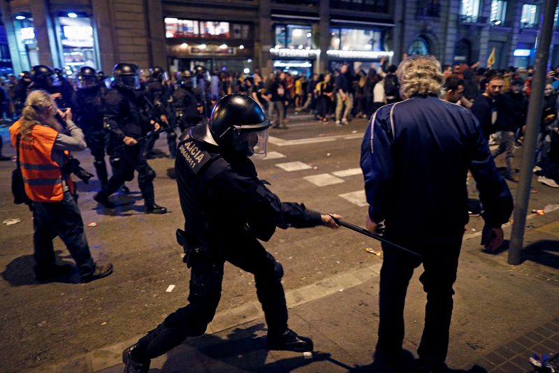 Varios miles de personas se concentran ante Jefatura de Policía de Barcelona