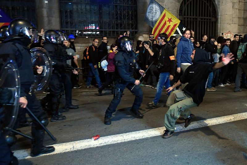 Las revueltas violentas están protagonizadas por una minoría, después de una manifestación independentista multitudinaria que se ha desarrollado de manera pacífica.