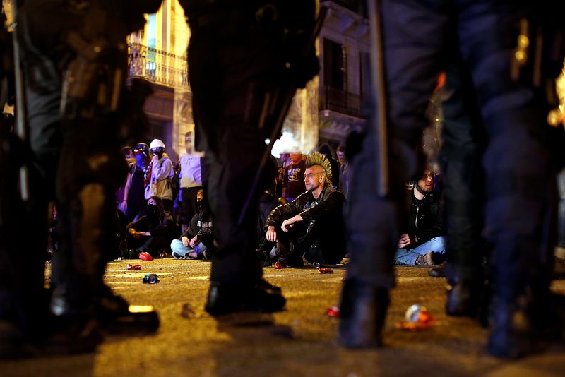 Varios miles de personas se concentran ante Jefatura de Policía de Barcelona