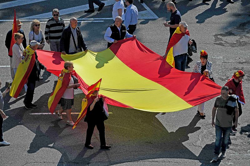 Manifestantes sostienen una bandera de España en la manifestación contra el 'procés'