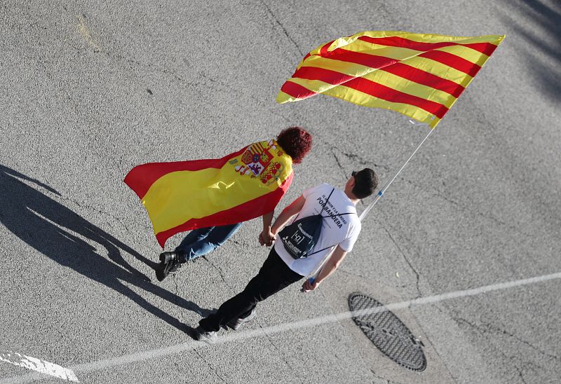 Dos manifestantes acuden con una bandera de España y otra de Cataluña