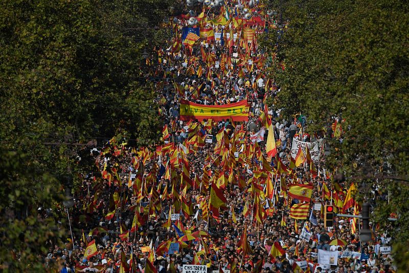 El Passeig de Gracia lleno de manifestantes en contra del 'procés'