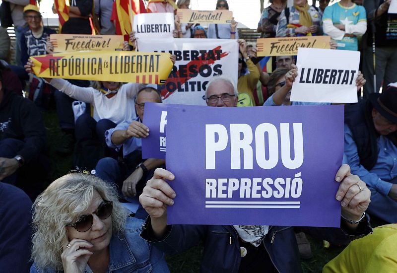 Durant la manifestació independentista es van poder llegir pancartes que demanaven la fi de la repressió