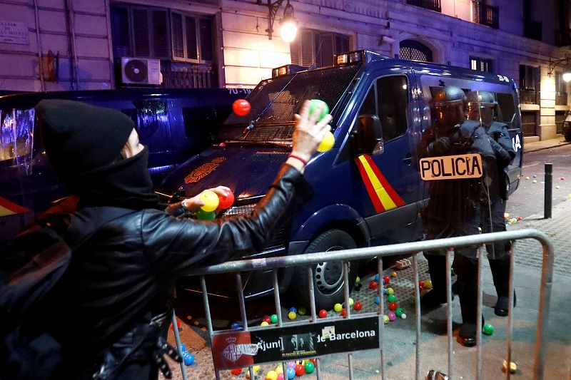 Els CDR van convocar a Via Laietana als manifestants per tornar les pilotes que els hi va llançar la policia