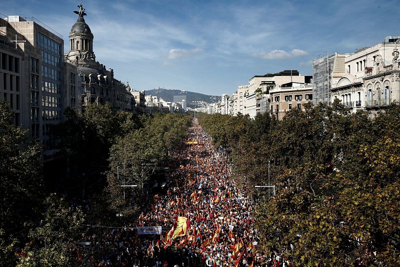 Els manifestants constitucionalistes van omplir Passeig de Gràcia per exigir el final del procés