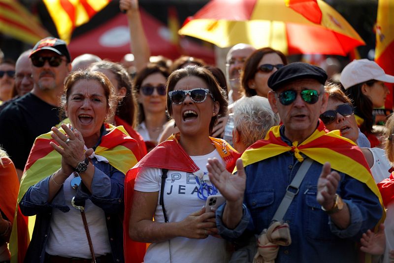 Els manifestants constitucionalistes amb banderes espanyoles i catalanes