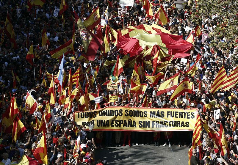 Milers de persones es manifesten a Barcelona per dir prou al procés independentista