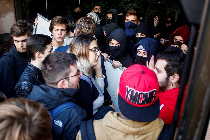 Estudiants de la Universitat Pompeu Fabra (UPF) intenten accedir a les classes