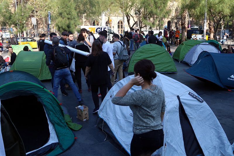 Els estudiants acampen indefinidament a Plaça Universitat