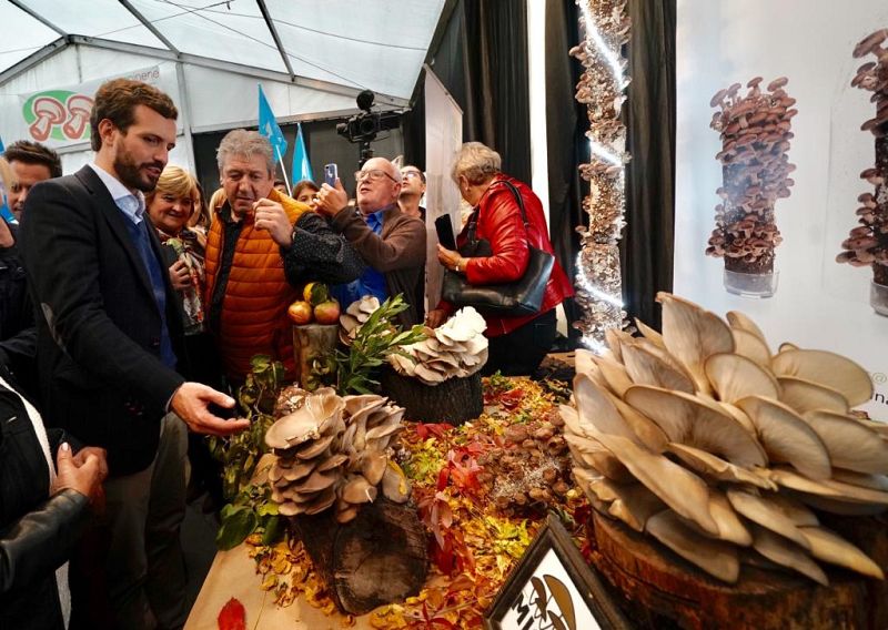 Pablo Casado visita los productos de Calahorra