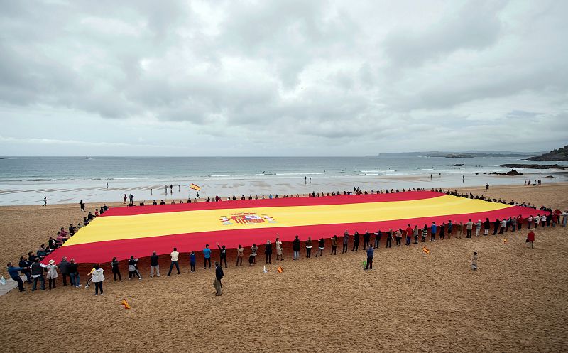 Vox despliega su bandera en la playa del Sardinero, Santander