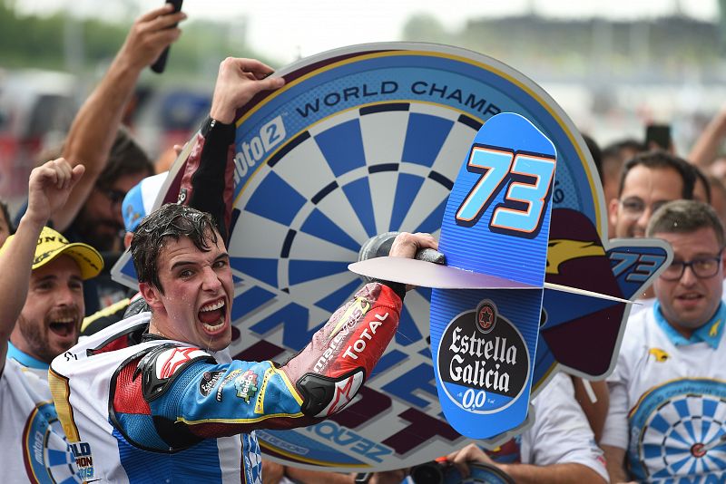 Imagen del piloto Alex Márquez celebrando su título de Moto2 en Sepang.