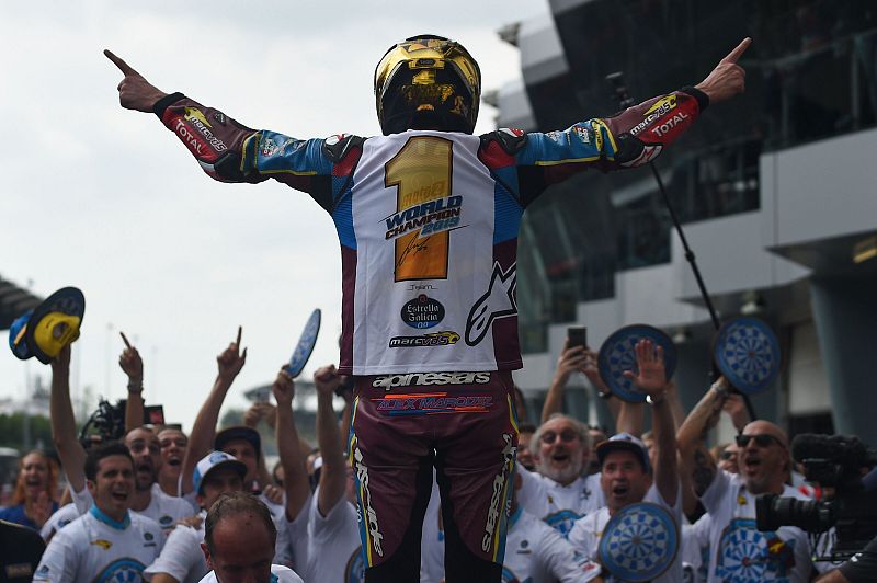 Alex Márquez celebra con sus mecánicos el título de Moto2.