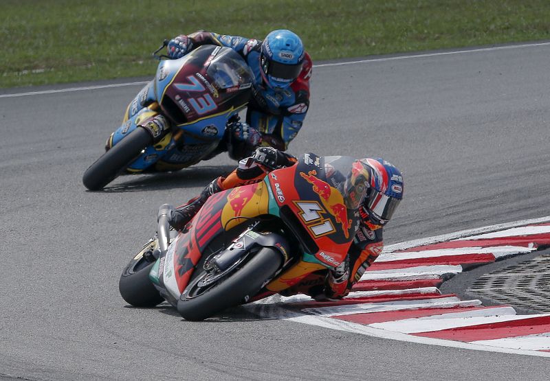 El surafricrano Brandi adelanta al Márquez durante la carrera.