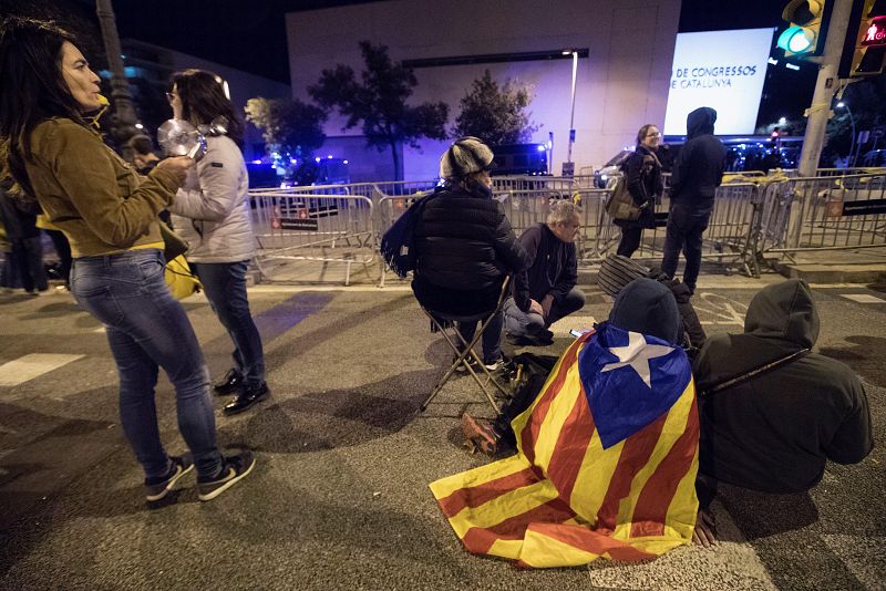 Els concentrats asseguts davant del Palau de Congressos de Catalunya