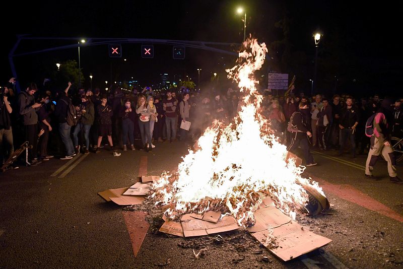 La manifestació "Ni rei, ni por" ha acabat amb la crema d'imatges del Rei