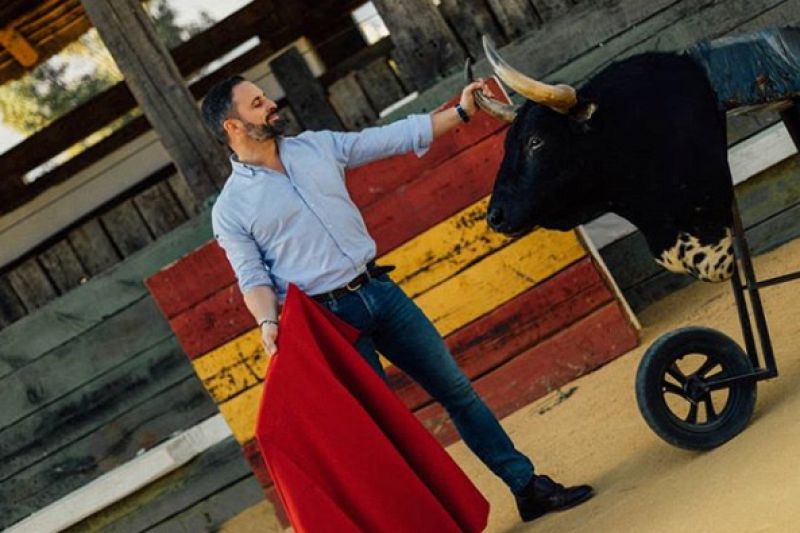 Abascal solo se atreve con los toros muertos