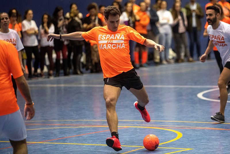 Rivera juega al futbol en un acto de campaña