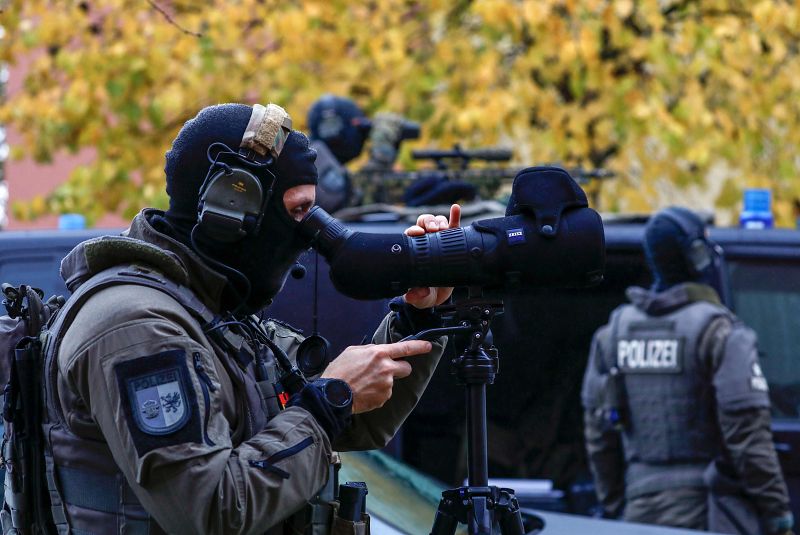 Miembros de la unidad de élite de la Policía SEK se encargan de la seguridad durante la ceremonia que marca el treinta aniversario de la caída del Muro de Berlín