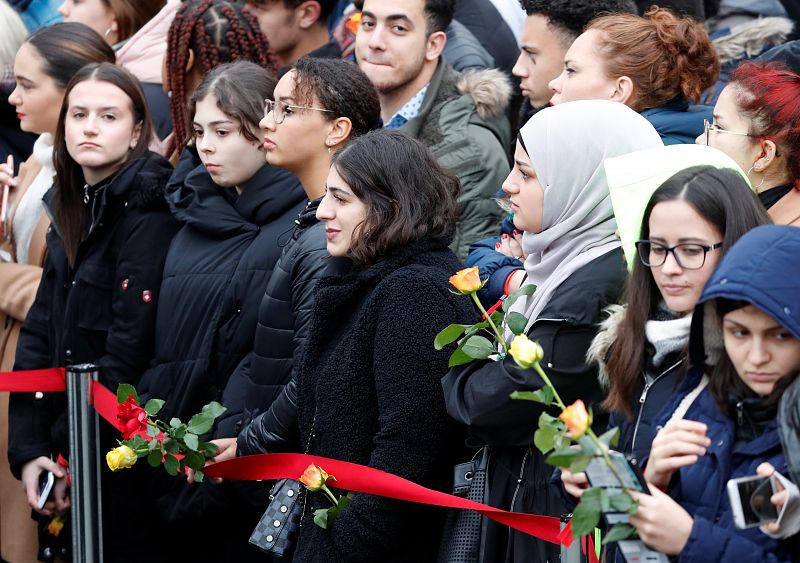 Un grupo de jóvenes durante la ceremonia que marca el treinta aniversario de la caída del Muro de Berlín