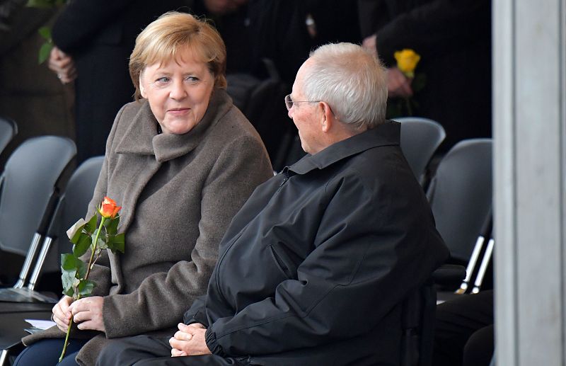 La canciller alemana, Angela Merkel, conversa con Wolfgang Schaeuble, presidente del Bundestag