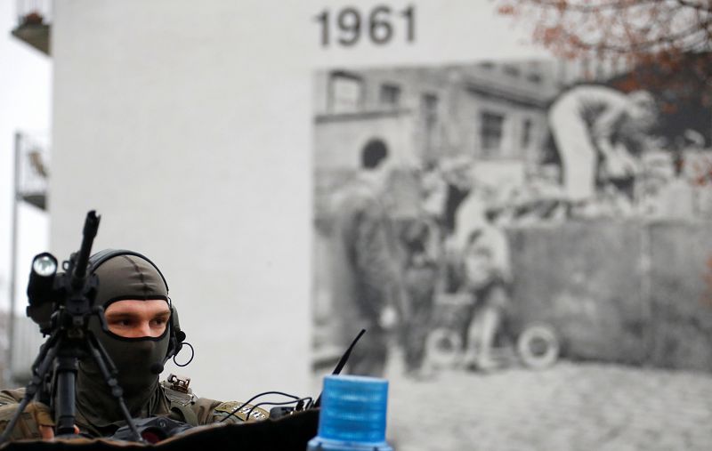 Un miembro de las fuerzas especiales de la Policía protege la zona de la ceremonia