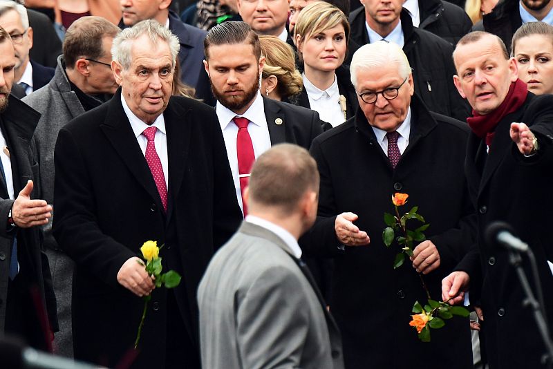 El presidente checo, Milos Zeman, y su homólogo alemán, Frank-Walter Steinmeier, en el Memorial del Muro de Berlín en la calle Bernauer de la capital germana