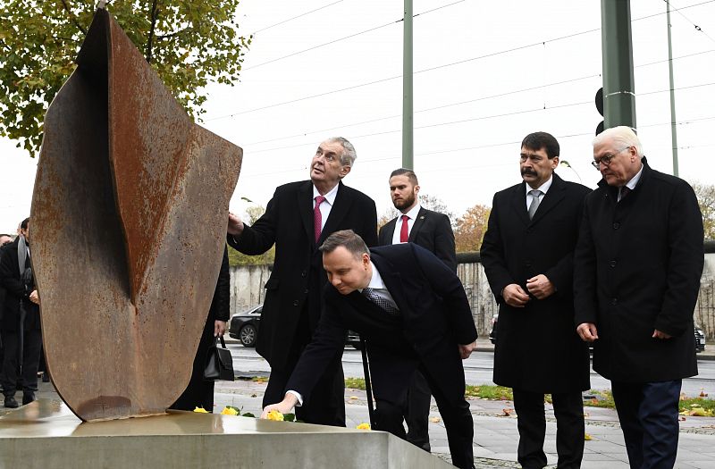 Los presidentes de Alemania, Milos Zeman; Eslovaquia, Zuzana Caputova; Polonia, Andrzej Duda; Hungría, Janos Ader; y Alemania, Frank-Walter Steinmeier, durante la ceremonia del 30 aniversario de la caída del Muro de Berlín.