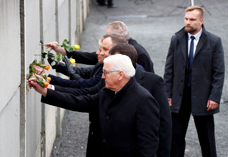 El presidente de Alemania, Frank-Walter Steinmeier, junto a los presidentes de Hungría, Janos Ader; Polonia, Andrzej Duda; Eslovaquia, Zuzana Caputova; y República Checa, Milos Zeman, colocando rosas en el Memorial del Muro